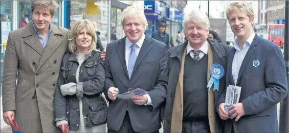  ?? / CORDON PRESS ?? Desde la izquierda, Leo, Rachel y Boris Johnson, su padre Stanley, y Jo, otro hermano del político.