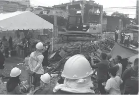  ?? MAE C. TABOADA ?? ■ WA MADAYON: Mga lumolupyo sa Sityo Avocado, Barangay Lahug nagkuhag video sa demolition team nga motiwas untag guba sa mga balay sa dapit./JOLISSA