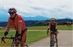  ??  ?? Geschafft! Ankunft auf der Hohen Schulter auf 941 Metern Höhe. Hier kann man ei nen besonderen Blick auf die Kette der Alpen genießen.