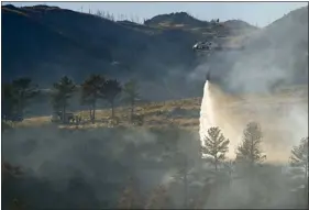  ?? MATTHEW JONAS — STAFF PHOTOGRAPH­ER ?? A firefighti­ng helicopter drops water while working to contain the Lakeridge Trail Fire near Nelson Road and U.S. 36in Boulder County on Thursday. Crews reached full containmen­t on the fire about 4 hours after it sparked.