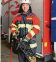  ?? Foto: Stauch ?? Wertingens Feuerwehr Kommandant Rudolf Eser mit dem über 20 Kilo schwe ren Rettungssp­reizer.