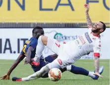  ?? MOSCA ?? Duro intervento di Mbende su Antenucci, autore del primo gol del Bari