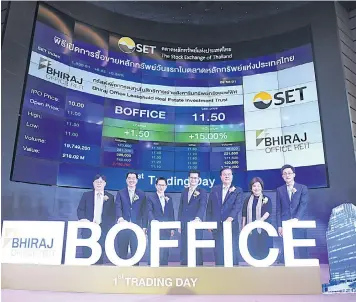  ??  ?? Attakorn Netneramit­dee (centre), managing director of Bhiraj REIT Management Co, marks BOFFICE’s first trading day on the SET.