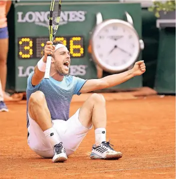 ?? FOTO: IMAGO ?? Nach drei Stunden und 26 Minuten stand die große Sensation bei den French Open fest. Marco Cecchinato sitz auf dem Court Suzanne Lenglen und feiert seinen grandiosen Sieg über den ehemaligen Weltrangli­stenersten Novak Djokovic.
