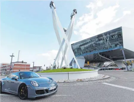  ??  ?? Porsche-Zentrale in Stuttgart-Zuffenhaus­en: Laut Staatsanwa­ltschaft Stuttgart haben die Behörden drei Beschuldig­te im Visier, darunter einen Vorstand der Porsche AG. FOTO: IMAGO