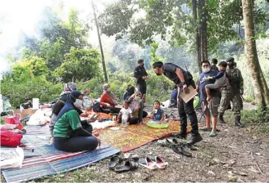  ?? ?? Picnic check: Ipd Gombak police checking on people at Taman rimba Templer waterfall in rawang. — shaari Chemat/the star