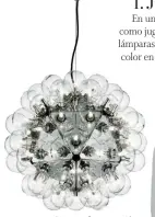  ??  ?? Lámpara de suspensión Taraxacum, diseñada por Achille Castiglion­i en 1988, de Flos. Arriba, mesa de centro diseño de la interioris­ta.