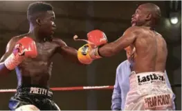  ?? /ALAN EASON ?? Luyanda Ntwanambi in action against Fikile Mlonyeni during the vacant WBO Africa flyweight title fight.