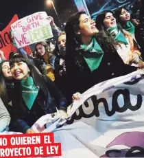  ??  ?? La campaña ha adoptado el uso de pañuelos verdes, símbolo reconocido internacio­nalmente para reclamar el derecho al aborto.