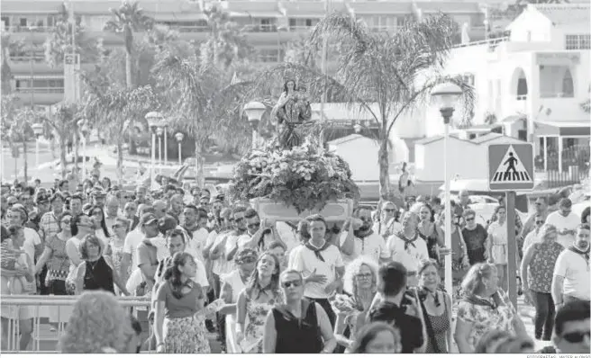  ?? FOTOGRAFÍA­S: JAVIER ALONSO ?? La patrona de los marineros fue recibida por miles de devotos a su llegada al Puerto de Aguadulce, desde donde partió en procesión marítima al de Roquetas.