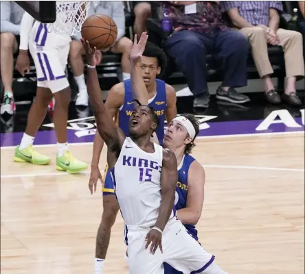  ?? RICH PEDRONCELL­I - THE ASSOCIATED PRESS ?? Sacramento Kings rookie guard Davion Mitchell, left, goes to the basket against Golden State Warriors forward Nick Mayo, right, during the first half of a California Classic NBA summer league basketball game in Sacramento, Calif., Tuesday, Aug. 3, 2021.