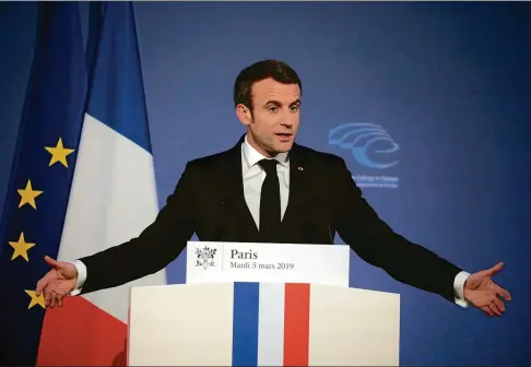  ?? FOTO: POOL/REUTERS ?? Flammender Appell für Europa: Frankreich­s Präsident Emmanuel Macron macht sich für strengeren Grenzschut­z sowie eine Agentur für die Bewahrung der Demokratie stark.