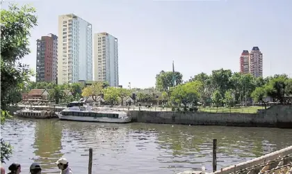  ??  ?? En altura. Tigre Park Tower, un complejo de residencia­s y sector hotelero frente al río (Constructo­ra P&S). Un lanzamient­o destinado al sector ABC 1.
