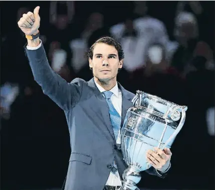  ?? ADRIAN DENNIS / AFP ?? Rafa Nadal saluda al público del O2 Arena de Londres tras recibir el trofeo como número uno