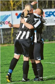  ?? Foto: Karl Aumiller ?? Jubelbild aus Landesliga-Zeiten: Donaualthe­ims Sabine Gartmann (links) beim Torjubel mit Marina Baur.