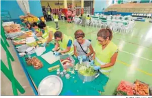  ?? ELVIRA URQUIJO / EFE ?? Voluntario­s en el polideport­ivo de Agaete, que acoge a evacuados.