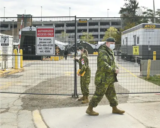  ?? PHOTO LA PRESSE CANADIENNE ?? Des membres des Forces armées canadienne­s étaient déjà présents, hier, à l’hôpital Sunnybrook à Toronto, en Ontario.