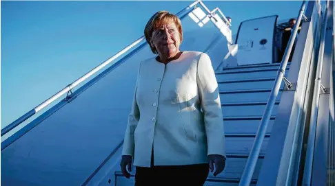  ?? FOTO: DPA PA ?? Wohin geht die weitere politische Reise? Bundeskanz­lerin Angela Merkel Anfang Dezember  bei einer Landung in Marokko.