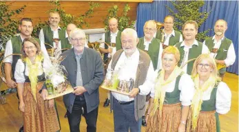  ?? FOTOS: KARL- HEINZ SCHWEIGERT ?? Zwei Urgesteine wurden aus der Leutkirche­r Jagdhornbl­äsergruppe verabschie­det: Karl Vohrer ( links) und Hubert Rast.