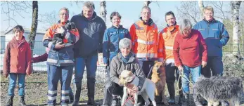  ?? FOTO: CLAUDIA BISCHOFBER­GER ?? Die Rettungshu­ndestaffel der Malteser Ravensburg/Weingarten und die „Prüflinge“, die den Eignungste­st mit Bravour bestanden haben.