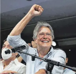  ?? REUTERS ?? Guillermo Lasso celebra, ayer en Guayaquil, su triunfo electoral.