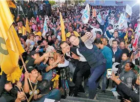  ??  ?? Juan Zepeda acompañó al frentista en el Estado de México.