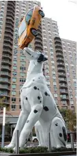  ?? Foto: C. Horsten/dpa ?? Diese zwölf Meter hohe Skulptur steht nun vor einem New Yorker Krankenhau­s. Sie soll kranken Kindern Freude berei ten.