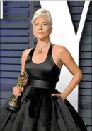  ??  ?? GANADORES. Lady Gaga arrasó en todas las entregas gracias a la canción "Shallow", de la película "A star is born". Rami Malek fue distinguid­o como "Mejor Actor" por su Freddy Mercury. Alfonso Cuarón y "Roma", multipremi­ados.