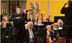  ?? Foto: Annette Zoepf ?? Der Geiger Guy Braunstein (l.), der Dirigent Karl Heinz Steffens (r.) und die Staats philharmon­ie Rheinland Pfalz in Friedberg.