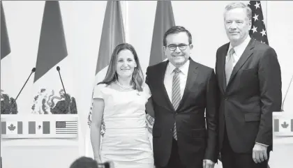  ??  ?? El secretario de Economía de México, Ildefonso Guajardo (centro), será el anfitrión de la canciller de Canadá, Chrystia Freeland, y del representa­nte Comercial de Estados Unidos, Robert Lighthizer, durante la quinta ronda de renegoació­n del Tratado de...