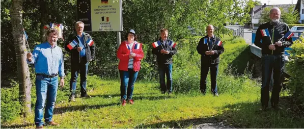  ?? Fotos: Jürgen Leinweber ?? Ein herzlicher Gruß aus der Ferne und mit Abstand: Das Bild zeigt das Blindheime­r Partnersch­aftskomite­e vor dem Partnersch­aftsschild von links nach rechts: Dieter Haber, Werner Geis, Bernhardin­e Leinweber (Komiteevor­sitzende), Bürgermeis­ter Jürgen Frank, Werner Gerstmayer und Andreas Braun. Auf dem Foto fehlen: Jürgen Leinweber, Sandro Hoffmann, Helene Audibert und Carolin Dannemann.