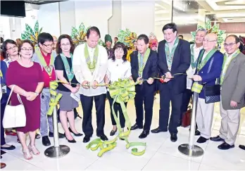  ?? MACKY LIM ?? BANANA CONGRESS. From left, Philexport 11 Chairperso­n Domingo Ang leads the ribbon cutting of yesterday’s Banana Congress held at SMX Convention Center in SM Lanang in Davao City together with former Philexport 11 President Ann Pamintuan, Philexport 11 President Ferdinand Marañon and Sen. Cynthia Villar’s Chief-of-Staff Micheal Regino and other VIPs and guests.