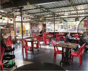  ??  ?? Keadaan restoran Chor Char Kuey Teow yang mengamalka­n SOP ditetapkan kerajaan selepas dibenarkan beroperasi.