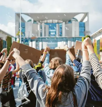  ?? Foto: Jörg Carstensen, dpa ?? Schülerpro­test von Fridays for Future vor dem Bundeskanz­leramt: Pro Kopf gerechnet gehören die Deutschen nach wie vor zu den größten Klimasünde­rn der Welt, obwohl die Energiewen­de hier erfunden wurde.