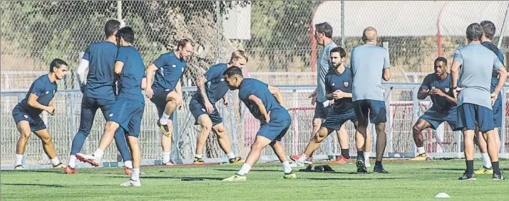  ?? FOTO: EFE ?? Los jugadores del Sevilla, durante el entrenamie­nto de ayer. La victoria es obligada para lo del ‘Toto’ Berizzo ante el Maribor esloveno esta noche en el Ramón Sánchez-Pizjuán