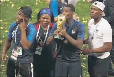  ??  ?? LA FAMILIA. Paul Pogba, con la Copa del Mundo, junto a su madre y a sus hermanos Mathias y ‘Flo’.