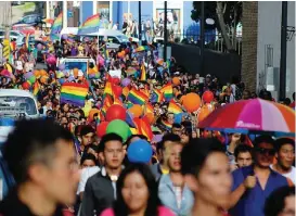  ?? SERGIO CERVANTES ?? Parejas salieron tomadas de la mano o con banderas arcoiris.