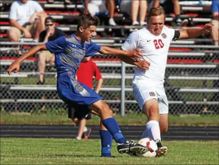  ?? RANDY MEYERS — THE MORNING JOURNAL ?? Midview’s Garrett Hilty battles Carter Hyde of Elyria for ball possession near midfield during the first half.