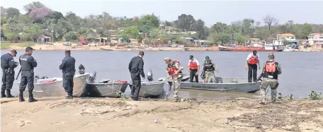  ??  ?? Con presencia policial, militar y del Ministerio Público, se llevó a cabo el operativo resguardo en la isla San Francisco.