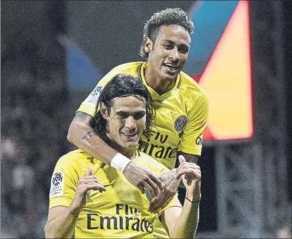  ?? FOTO: EFE ?? Neymar, celebrando el tanto de Cavani. Ambos demostraro­n conectar y formar una gran sociedad en su primer partido juntos