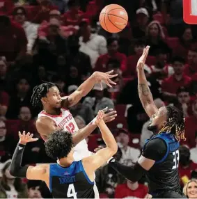  ?? Karen Warren/Staff photograph­er ?? Tramon Mark scored nine points and grabbed nine rebounds Wednesday night in a rout of Tulsa that kept UH on track for a lofty seed in March.