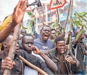  ?? LUIS TATO, AFP/GETTY IMAGES ?? Supporters of opposition candidate Raila Odinga protest in the Mathare slums of Nairobi on Wednesday, a day after the presidenti­al election showed a victory for incumbent President Uhuru Kenyatta.