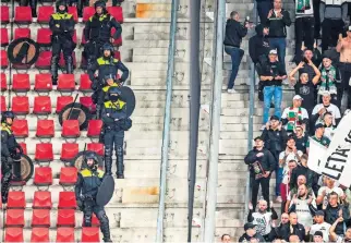  ?? ?? Kibiców Legii pilnował kordon uzbrojonej po zęby policji. W trakcie meczu na trybunach był spokój.