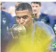  ?? FOTO: AP ?? Kylian Mbappe gibt dem WM-Pokal einen Kuss.