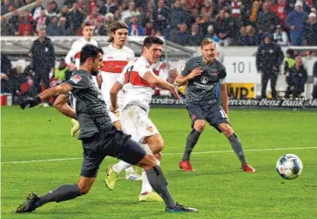  ?? FOTO: ROBIN RUDEL/IMAGO IMAGES ?? Erlösung für den VfB und Mario Gomez (M.): Der Stürmer trifft zur 2:1Führung.