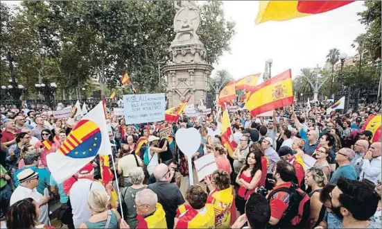  ?? MARTA PEREZ / EFE ?? El acto reunió a cerca de un millar de personas en el parque de la Ciutadella de Barcelona