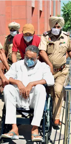  ?? KESHAV SINGH / GETTY IMAGES ?? Mukhtar Ansari escorted by the Punjab Police, at the Mohali district court, March 31