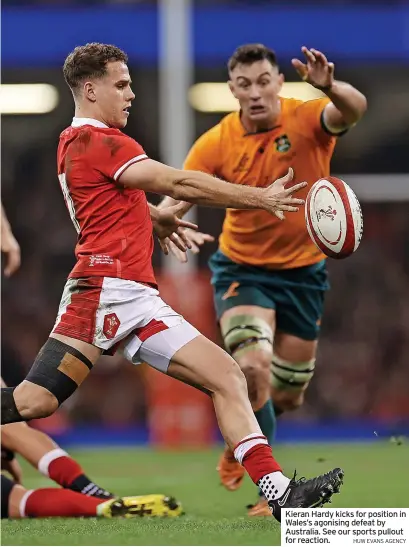  ?? HUW EVANS AGENCY ?? Kieran Hardy kicks for position in Wales’s agonising defeat by Australia. See our sports pullout for reaction.