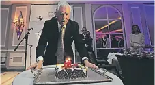  ??  ?? El autor apagó las velas del pastel en un hotel de Madrid, acompañado de personalid­ades de la cultura y la política.
