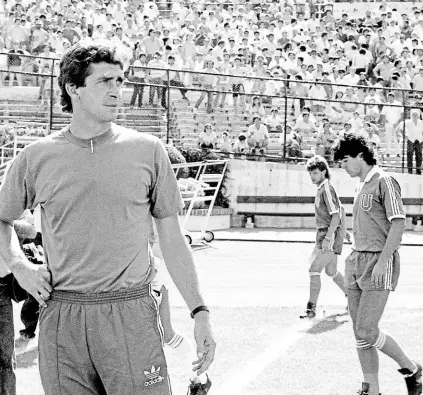  ??  ?? Pellegrini, con Álvaro Vergara y Horacio Rivas detrás, el día del descenso de la U a Segunda.